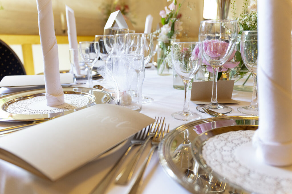 Elegant borddækning til bryllup med blomster
