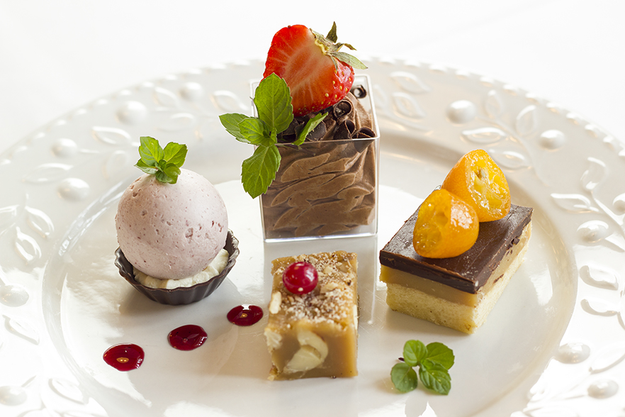 Elegant desserttallerken med chokolade, jordbær og kage