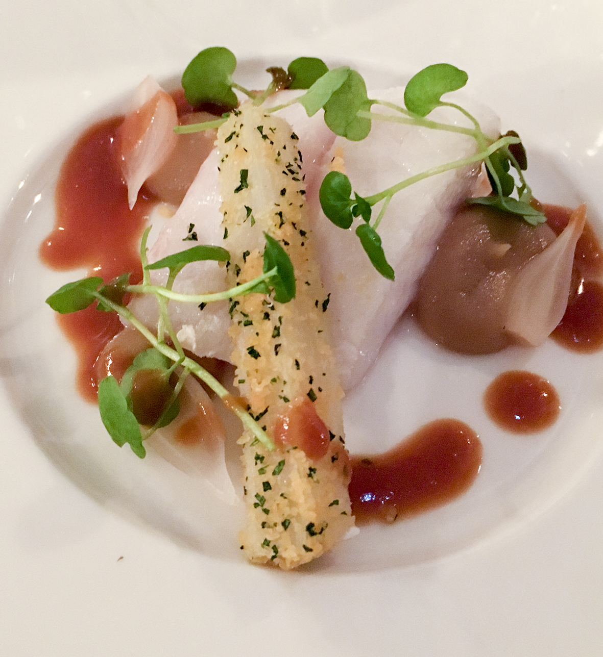 Elegant tallerken med gourmetret og sauce