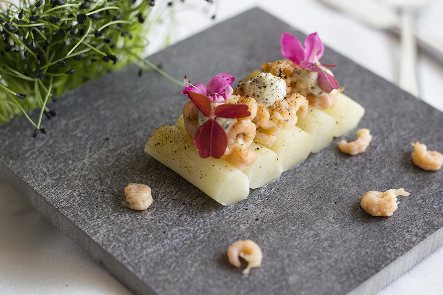 Gourmetret med rejer, hvide asparges og blomster