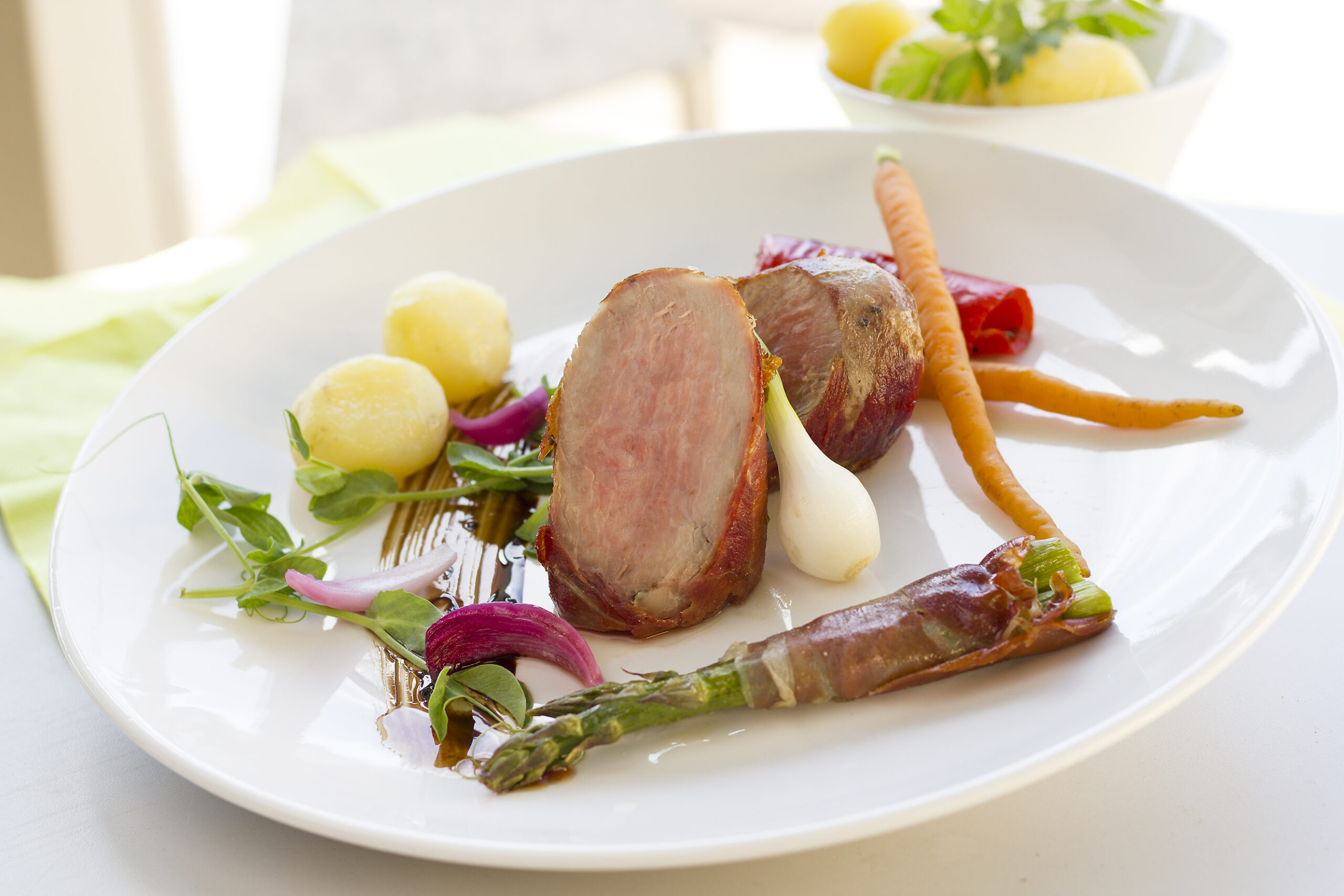 Delikat gourmetret med grøntsager og kød.