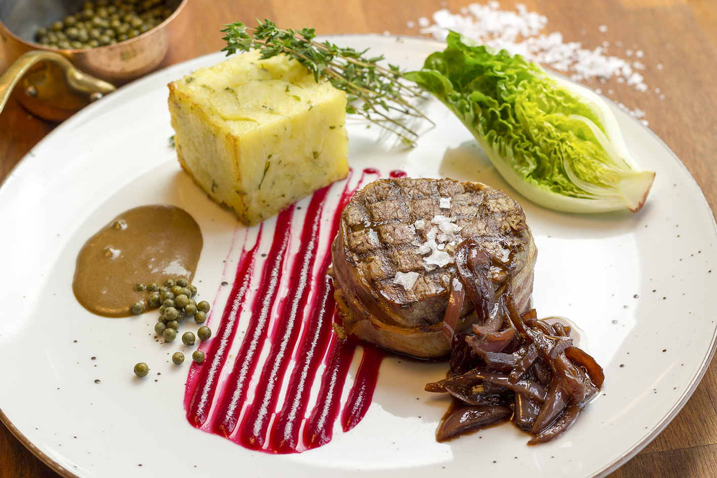 Gourmet middag med bøf og tilbehør på tallerken.